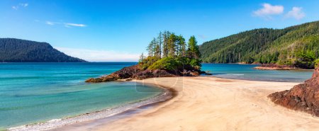 Téléchargez les photos : Paysage naturel canadien sur la côte ouest de l'océan Pacifique. Sandy Beach. Contexte Panorama. Baie de San Josef, île de Vancouver, C.-B., Canada. - en image libre de droit