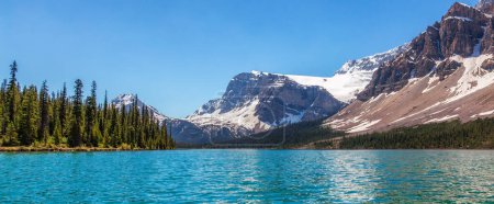 Foto de Lago Glaciar en Canadian Rocky Mountain Landscape. Día soleado. Banff, Alberta, Canadá. - Imagen libre de derechos