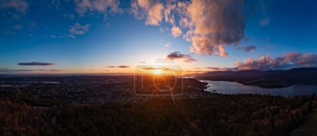 Dramatischer bewölkter Sonnenuntergang über Burnaby, Vancouver, BC, Kanada.