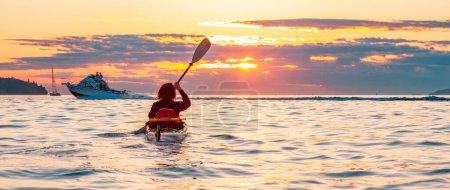 Téléchargez les photos : Kayak au coucher de soleil coloré à Vancouver, BC, Canada. - en image libre de droit
