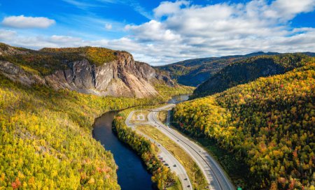 Foto de Ruta panorámica en el valle del paisaje montañoso canadiense con río. Temporada de otoño. Corner Brook, Terranova, Canadá. - Imagen libre de derechos