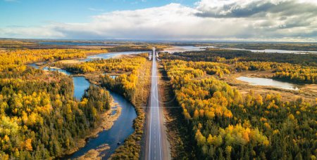 Téléchargez les photos : Highway Road by vibrant automne saison arbres de couleur. Ciel ensoleillé Vue aérienne. Terre-Neuve, Canada. - en image libre de droit