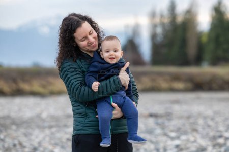 Foto de Madre e hijo afuera en la naturaleza junto al río. Chilliwack, BC, Canadá. - Imagen libre de derechos