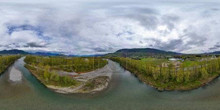 Foto de Aerial 360 Panorama de Río, Granjas y Paisaje de Montaña. Fraser Valley, BC, Canadá. - Imagen libre de derechos
