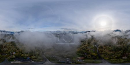 Foto de Vista panorámica aérea de 360 casas residenciales en Chilliwack. Nublado y nebuloso Buenos días. Fondo de paisaje de montaña. BC, Canadá. - Imagen libre de derechos