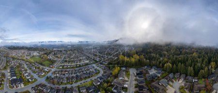 Foto de Vista aérea de casas residenciales en Chilliwack. Nublado y nebuloso Buenos días. Fondo de paisaje de montaña. BC, Canadá. - Imagen libre de derechos