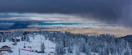 Grouse Mountain au coucher du soleil nuageux. Saison d'hiver. Vancouver, BC, Canada.
