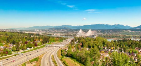 Téléchargez les photos : Trans-Canada Highway and Port Mann Bridge over Fraser River. Surrey, Vancouver, BC, Canada. - en image libre de droit