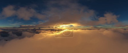 Téléchargez les photos : Panorama aérien dramatique des nuages et du paysage montagneux. Nature Contexte. Rendu 3d - en image libre de droit