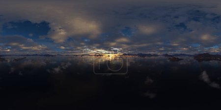 Foto de Dramático Panorama Aéreo de Nubes y Paisaje de Montaña. Nature Background. Renderizado 3d - Imagen libre de derechos