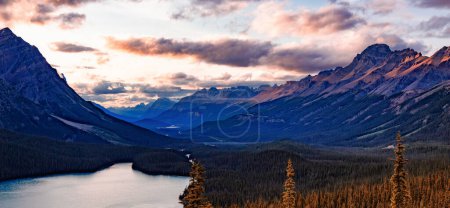 Téléchargez les photos : Canadian Rocky Mountain Landscape. Nature Contexte. Alberta, Canada. - en image libre de droit