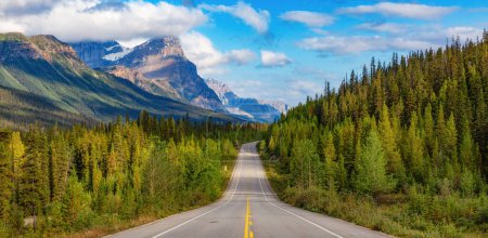 Téléchargez les photos : Route panoramique dans les montagnes Rocheuses canadiennes. Jour nuageux ensoleillé. Banff, Alberta, Canada. - en image libre de droit