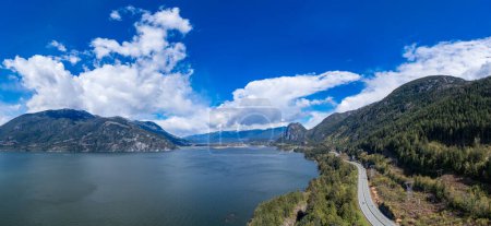 Téléchargez les photos : Sea to Sky Highway in Howe Sound, West Coast Ocean with Mountain Landscape. Squamish, BC, Canada. - en image libre de droit