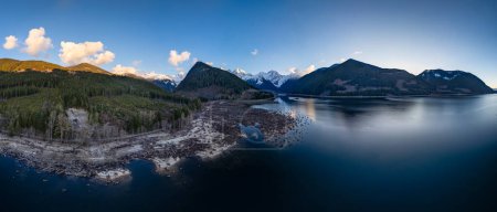 Téléchargez les photos : Aerial Canadian Mountain Landscape with lake at Sunset. Nature Background. BC, Canada. - en image libre de droit
