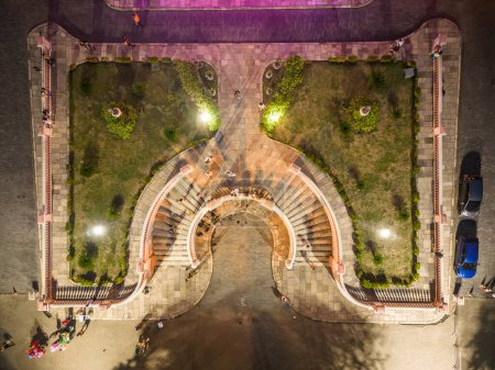 Téléchargez les photos : Belle vue aérienne de haut en bas vers l'escalier historique sur le bâtiment du théâtre Amazonas, à l'heure bleue dans le centre-ville de Manaus, État d'Amazonas, Brésil - en image libre de droit