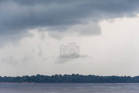 Foto de Hermosa vista a las fuertes nubes de lluvia sobre el río Negro en Anavilhanas, Amazonas, Brasil - Imagen libre de derechos