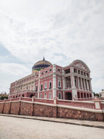 Téléchargez les photos : Belle vue sur le bâtiment historique du théâtre Amazonas au centre-ville de Manaus, État d'Amazonas, Brésil - en image libre de droit