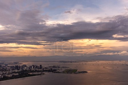 Téléchargez les photos : Beautiful view to bay water, buildings and sunset clouds in Rio de Janeiro, Brazil - en image libre de droit