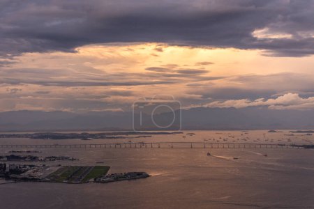 Foto de Beautiful view to bay water, buildings and sunset clouds in Rio de Janeiro, Brazil - Imagen libre de derechos