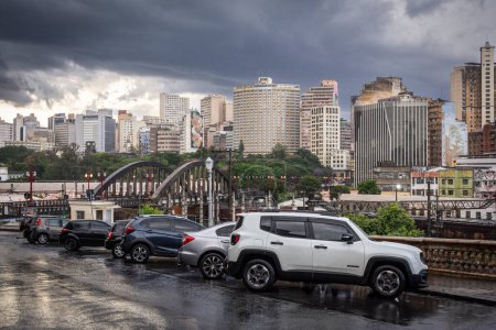 Foto de Hermosa vista a los grandes edificios de la ciudad y los coches estacionados en la calle en Belo Horizonte, Minas Gerais, Brasil - Imagen libre de derechos