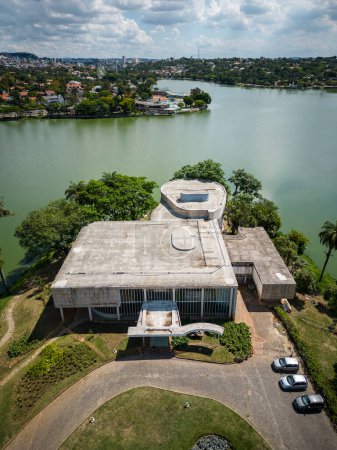 Foto de Beautiful drone view to modern museum building near lake on green area in Belo Horizonte, Minas Gerais, Brazil - Imagen libre de derechos