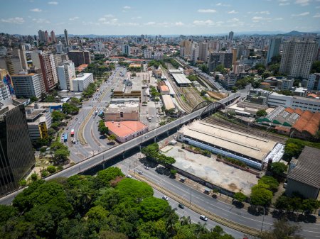 Téléchargez les photos : Beautiful drone aerial view to big city buildings, streets and train tracks in Belo Horizonte, Minas Gerais, Brazil - en image libre de droit