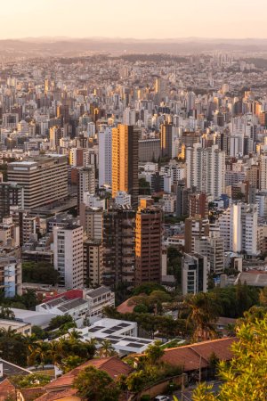 Belle vue sur les grands bâtiments de la ville jungle de béton à Belo Horizonte, Minas Gerais, Brésil