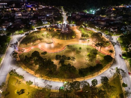 Téléchargez les photos : Belle vue sur les drones de la place publique et les lampadaires la nuit à Belo Horizonte, Minas Gerais, Brésil - en image libre de droit