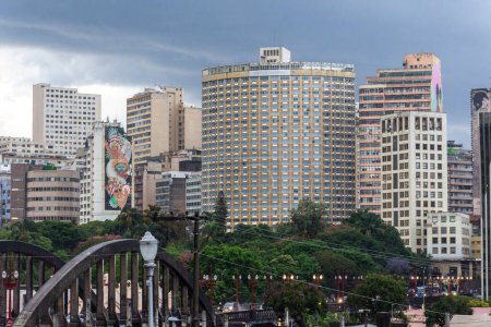 Téléchargez les photos : Beautiful view to big city buildings and urban bridge street in Belo Horizonte, Minas Gerais, Brazil - en image libre de droit