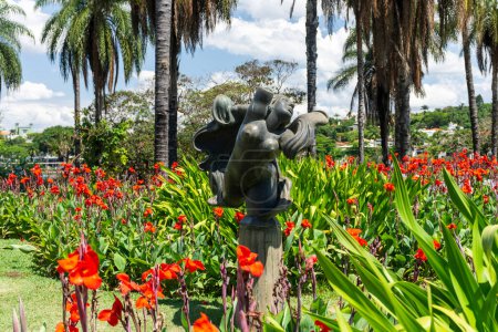 Foto de Beautiful view to sculpture near modern museum building in Belo Horizonte, Minas Gerais, Brazil - Imagen libre de derechos