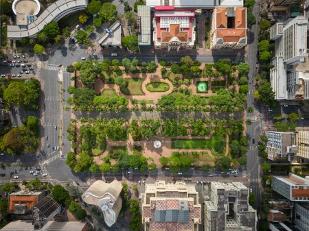 Foto de Hermosa vista de drones a edificios históricos y modernos y plaza pública verde en Belo Horizonte, Minas Gerais, Brasil - Imagen libre de derechos