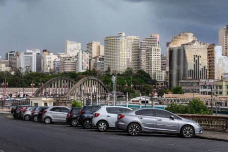 Foto de Hermosa vista a los grandes edificios de la ciudad y los coches estacionados en la calle en Belo Horizonte, Minas Gerais, Brasil - Imagen libre de derechos