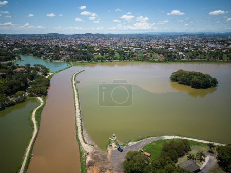 Foto de Vista del dron al río marrón contaminado cerca de la laguna en Belo Horizonte, Minas Gerais, Brasil - Imagen libre de derechos