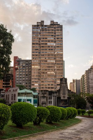 Foto de Beautiful view to buildings and public square in the city of Belo Horizonte, Minas Gerais state, Brazil - Imagen libre de derechos