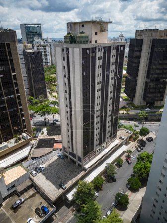 Téléchargez les photos : Belle vue aérienne sur les grands bâtiments de la ville et les rues de Belo Horizonte, Minas Gerais, Brésil - en image libre de droit