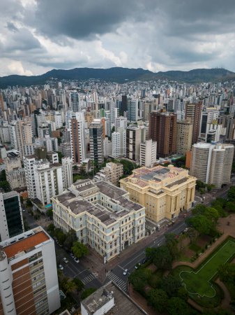 Téléchargez les photos : Belle vue sur les bâtiments historiques et la place publique verte de Belo Horizonte, Minas Gerais, Brésil - en image libre de droit