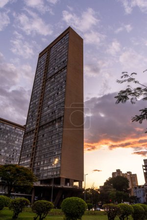 Foto de Hermosa vista a los edificios de la plaza pública en la ciudad de Belo Horizonte, estado de Minas Gerais, Brasil - Imagen libre de derechos