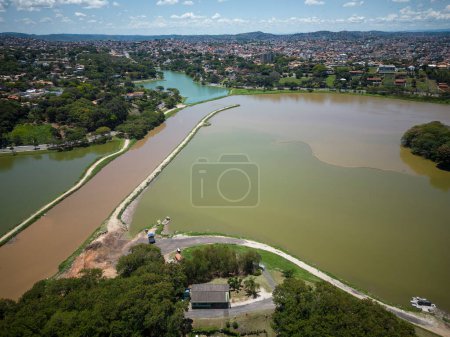 Foto de Drone view to polluted brown river near lagoon in Belo Horizonte, Minas Gerais, Brazil - Imagen libre de derechos
