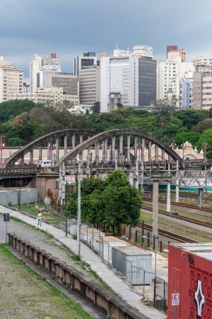 Téléchargez les photos : Beautiful view to big city buildings and urban bridge street in Belo Horizonte, Minas Gerais, Brazil - en image libre de droit