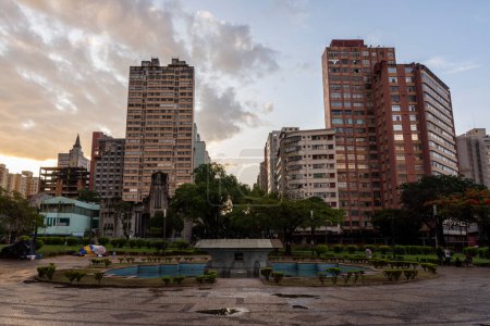 Foto de Hermosa vista a edificios y plaza pública en la ciudad de Belo Horizonte, estado de Minas Gerais, Brasil - Imagen libre de derechos