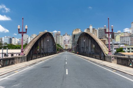 Téléchargez les photos : Beautiful view to concrete urban bridge and city buildings in Belo Horizonte, Minas Gerais, Brazil - en image libre de droit