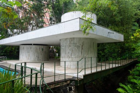Foto de Vista a hermosa casa moderna en zona de selva verde, Instituto Moreira Salles, Río de Janeiro, Brasil - Imagen libre de derechos