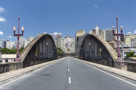 Foto de Beautiful view to concrete urban bridge and city buildings in Belo Horizonte, Minas Gerais, Brazil - Imagen libre de derechos
