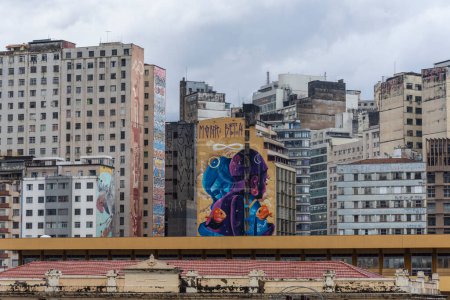 Foto de Hermosa vista a los grandes edificios de la ciudad y grafitti street art en Belo Horizonte, Minas Gerais, Brasil - Imagen libre de derechos