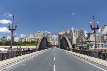 Foto de Beautiful view to concrete urban bridge and city buildings in Belo Horizonte, Minas Gerais, Brazil - Imagen libre de derechos