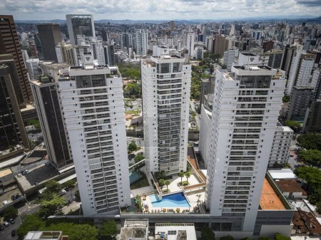 Foto de Hermosa vista aérea de aviones no tripulados a edificios y calles de grandes ciudades en Belo Horizonte, Minas Gerais, Brasil - Imagen libre de derechos