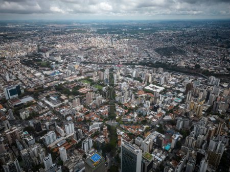 Foto de Hermosa vista aérea de aviones no tripulados a edificios y calles de grandes ciudades en Belo Horizonte, Minas Gerais, Brasil - Imagen libre de derechos