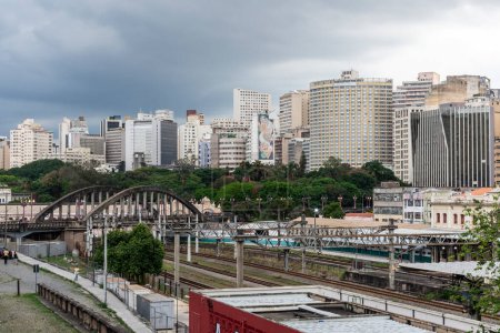 Foto de Hermosa vista a los grandes edificios de la ciudad y la calle puente urbano en Belo Horizonte, Minas Gerais, Brasil - Imagen libre de derechos