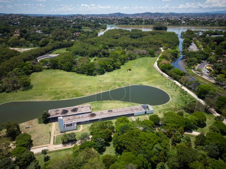 Foto de Beautiful drone aerial view to lake on green area in Belo Horizonte, Minas Gerais, Brazil - Imagen libre de derechos