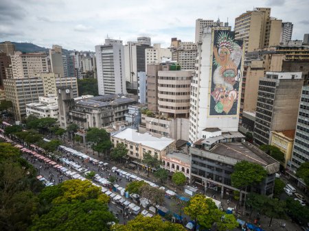 Foto de Drone view to people walking and shopping among tents in the hippie market, Belo Horizonte, Minas Gerais, Brazil - Imagen libre de derechos
